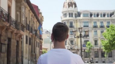 Tıbbi koruyucu siyah maskeli genç turist Avrupa ve İspanya 'ya yaptığı gezide turistik yerleri ziyaret ediyor. Coronavirüs salgınından sonra seyahat konsepti. Sınırlar açılıyor ve turizm sezonu başlıyor.
