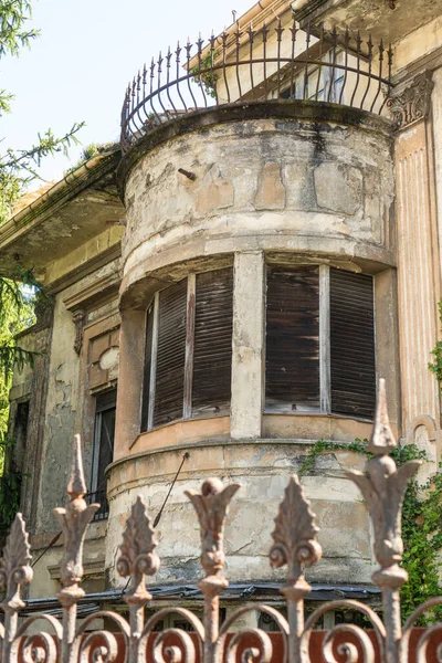 Fachada Una Antigua Casa Abandonada Con Ventanas Arruinadas Una Terraza — Foto de Stock