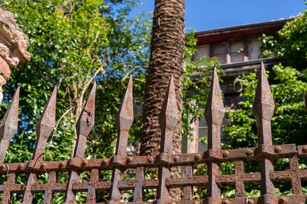Cerca Metal Oxidado Con Picos Frente Jardín Con Una Casa — Foto de Stock