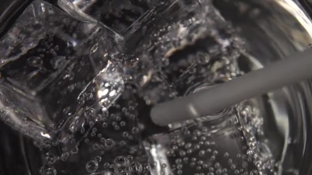 Acqua Minerale Potabile Con Cannucce Bicchiere Trasparente Con Bolle Primo — Video Stock