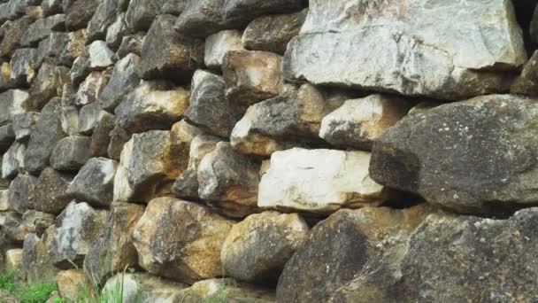 Stenen Muur Gemaakt Van Natuursteen Bruin Grijs Metselwerk Buiten Een — Stockvideo