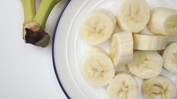 Tranches Banane Mûre Sur Une Assiette Blanche Avec Une Bordure — Video