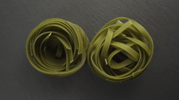 Boules Pâtes Fettuccine Vertes Crues Sur Fond Texture Grise Rotation — Video