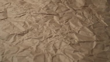 Kırışıklık ve çiziklerle kaplanmış kahverengi kağıtlar. Yavaş Parça Kamerası