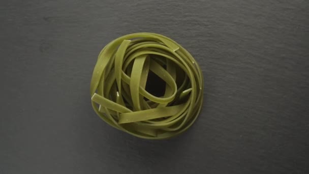 Pelota Pasta Fettuccine Verde Sin Cocer Sobre Fondo Textural Gris — Vídeos de Stock