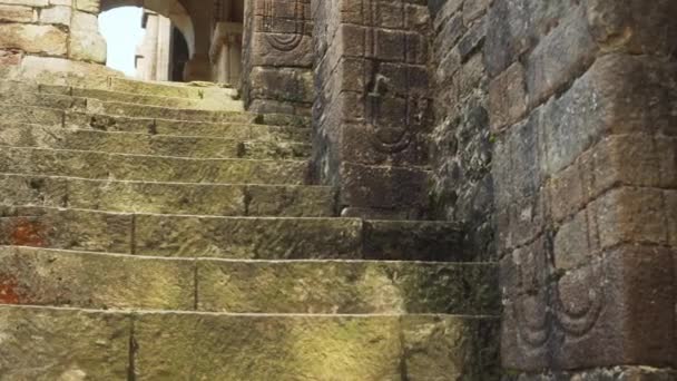 Древняя Каменная Лестница Испанской Католической Церкви Стены Арка Покрытые Мохом — стоковое видео