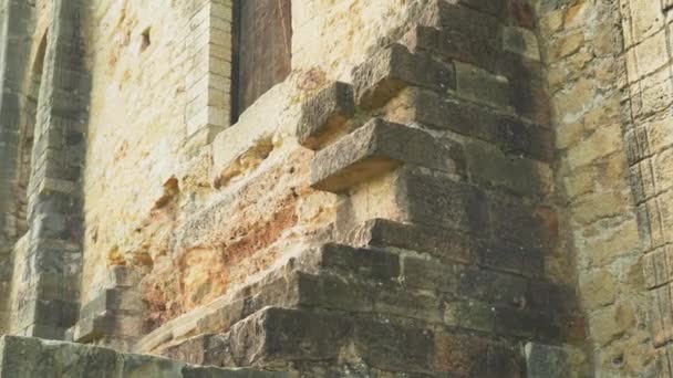 Разрушенная Старая Стена Древней Церкви Европе Летний День Игра Солнечную — стоковое видео
