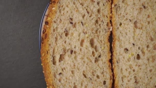 Pan Cereales Rebanado Plato Blanco Con Borde Azul Sobre Fondo — Vídeos de Stock