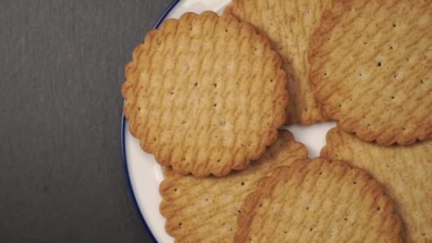 Biscuits Ronds Dorés Sur Une Plaque Blanche Avec Une Bordure — Video