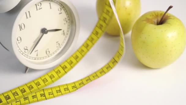 Réveil Analogique Blanc Pommes Vertes Sur Une Table Blanche Centimètre — Video