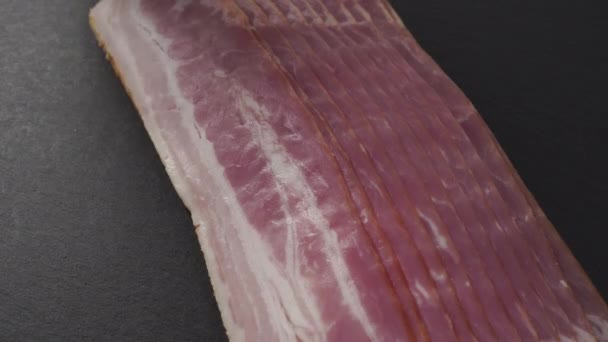 Mano Prende Una Striscia Pancetta Rossa Fresca Con Strati Grasso — Video Stock