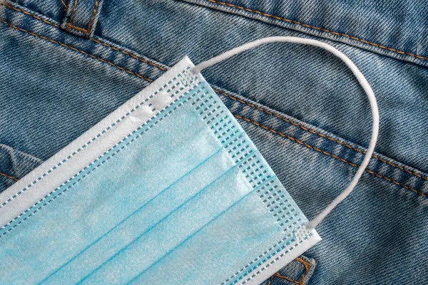 Jeans Zak Met Blauw Medisch Wegwerp Masker Close Dagelijkse Beschermende — Stockfoto