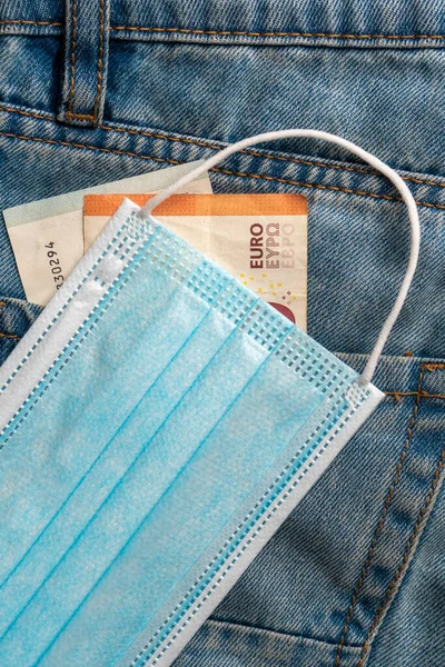 Notas Euro Máscara Médica Protectora Fecham Jeans Azuis Ideia Desemprego — Fotografia de Stock