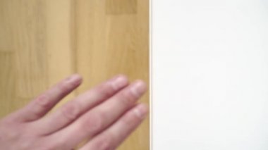 Bir adam komodinin yanında bir raf açar ve COVID-19 karantinasında günlük sağlık hizmetleri için tıbbi bir maske alır. Yakın plan. Seçici odaklanma. Coronavirus koruma kavramı