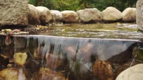 Caída Agua Sobre Piedras Musgosas Marrones Una Cascada Decorativa Corriente — Vídeos de Stock