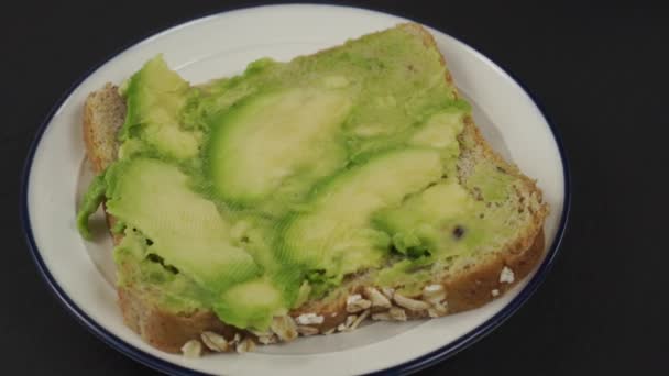 Pão Cereais Sanduíche Abacate Fresco Placa Branca Com Borda Azul — Vídeo de Stock