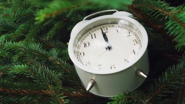 Relógio Alarme Antigo Clássico Nos Ramos Uma Árvore Natal Com — Vídeo de Stock