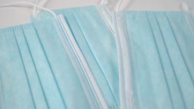 Tıbbi mavi tek kullanımlık cerrahi maskeler. Dolly vurdu. Coronavirus koruyucu önlem kavramı