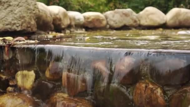 Cascata Decorativa Con Pietre Muschiate Marroni Flusso Costante Acqua Che — Video Stock