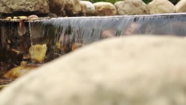 Cascada Decorativa Con Piedras Marrones Musgosas Una Corriente Constante Agua — Vídeos de Stock