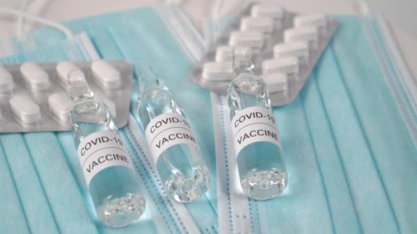 Opakowania Tabletek Szklanych Ampułek Przezroczystym Płynem Nazwie Covid Vaccine Niebieskich — Wideo stockowe