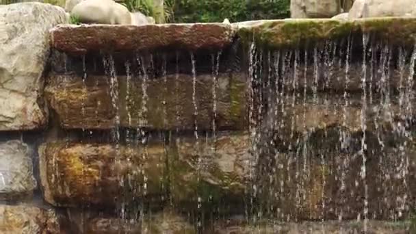 Decoratieve Waterval Met Natuurstenen Een Kleine Fontein Langzame Beweging Water — Stockvideo