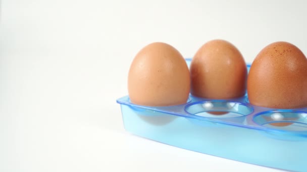 Tangan Mengambil Salah Satu Telur Mentah Coklat Pada Paket Plastik — Stok Video