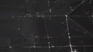 Kırışmış kırışıklıkları ve zıt dokusu olan buruşmuş eski kağıt. Tozlu karton ambalajlar. Soyut dramatik arkaplan