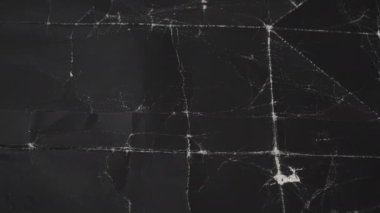 Kırışık ve buruşuk kıvrımlı buruşuk siyah karton. Eski ambalajlı kağıt. Soyut dramatik arkaplan