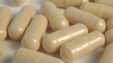 Bitkisel ilaç kapsülleri. Doğal alternatif tıp. Silybum marianum özü. Karaciğer için ilaçlar. Makro çekim