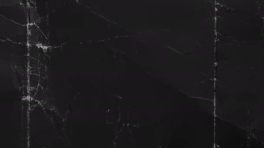 Kırışık kırışıklıkları ve zıt dokusu olan buruşmuş eski siyah kağıt. Tozlu karton ambalajlar. Soyut dramatik arka plan. Hareketi durdur