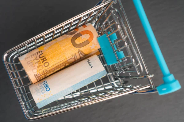 Carrito Compras Con Billetes Euros Sobre Fondo Oscuro Concepto Financiero — Foto de Stock