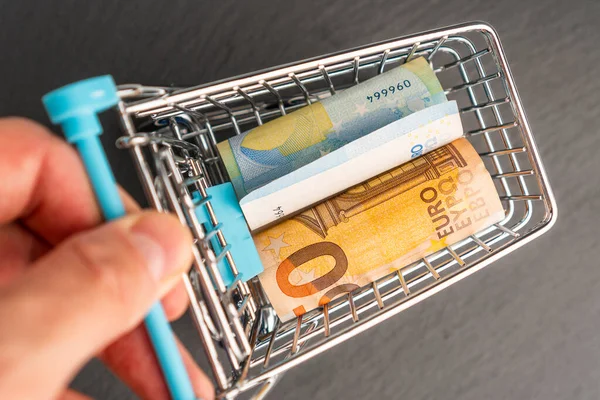Billetes Euros Enrollados Carrito Compra Para Supermercado Sobre Fondo Oscuro — Foto de Stock