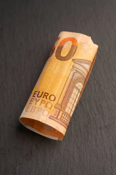 Billets Euros Enroulés Sur Fond Sombre — Photo