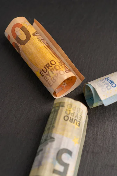 Billetes Euros Enrollados Tubo Sobre Fondo Piedra Oscura Concepto Crisis — Foto de Stock
