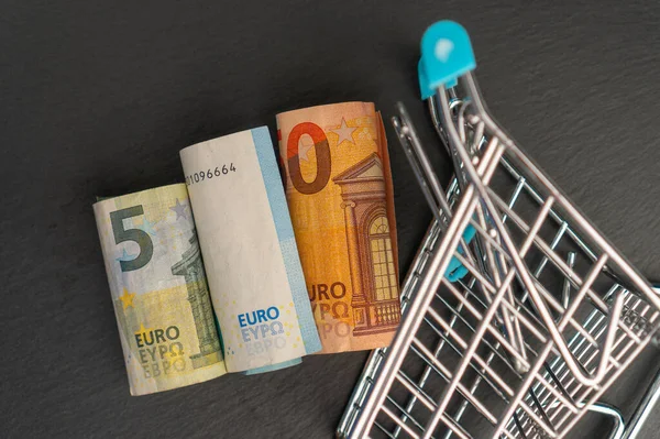 Dinero Carrito Compras Supermercado Sobre Fondo Oscuro Billetes Euros Laminados — Foto de Stock