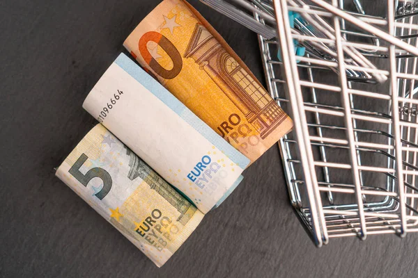 Dinero Euros Enrollado Carrito Compras Supermercado Sobre Fondo Oscuro Concepto — Foto de Stock