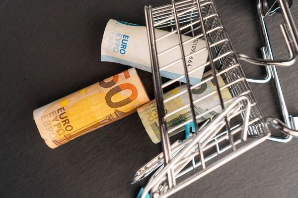 Billetes Euros Enrollados Carrito Compra Para Supermercado Sobre Fondo Oscuro — Foto de Stock