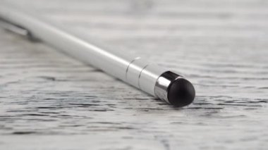 Tahta arkaplanda dijital tabletlere yazmak için beyaz stil