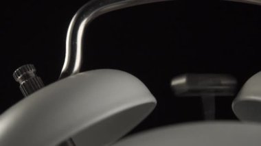 Siyah arkaplanda çalan çalar saati kapat. Çanlar çalıyor. Makro atış. Geri sayım ve son teslim tarihi kavramı