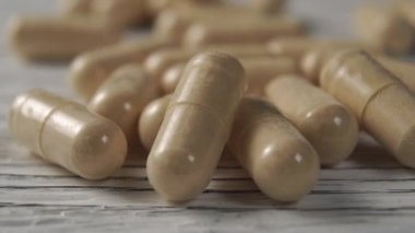 Tahta bir yüzeyde tıbbi kapsül yığını. Alternatif tıp ve bitkisel tedavi kavramı
