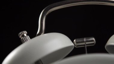 Kara Arkaplanda Alarm Saatini Kapat. Çanlar kapansın. Makro atış. Işık oyunu