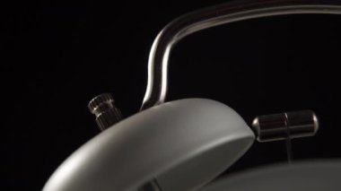 Klasik çalar saatin kapanışı. Çanlar ve gümüş çekiç. Dolly vurdu. Makro