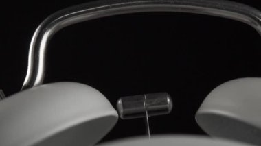 Siyah arkaplanda çalan çalar saati kapat. Çanlar çalıyor. Makro bebek vuruşu. Geri sayım konsepti