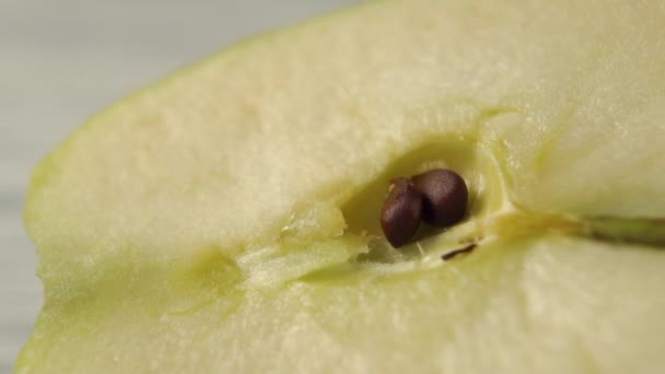 Grüner Apfel Mit Kernen Halbiert Makroschuss Dolly Shot — Stockvideo