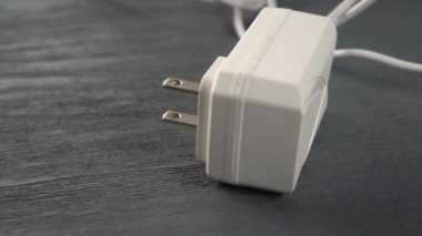 Tahta arka planda beyaz elektrik şebekesi var. Seçici odak