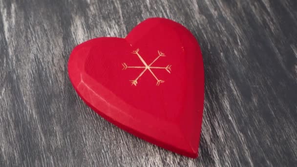 Červené Dřevěné Srdce Vánočním Vzorem Šedě Natřené Texturované Dřevěné Plochy — Stock video