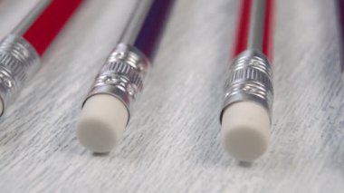 Metal alüminyum kaplamalı beyaz silgiye sahip çok renkli kalemler. Ahşap dokuya yakın çekim. Makro atış. Eğitim ve bireysellik kavramı