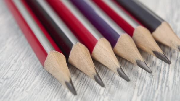 Crayons Gris Aiguisés Dans Des Bases Multicolores Vives Sur Une — Video