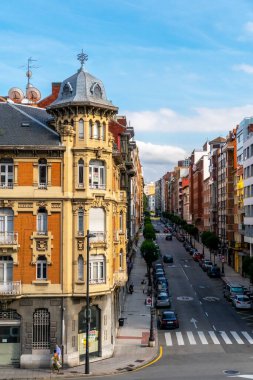 Oviedo, İspanya, Asturias - Ağustos 2020: Oviedo 'daki antik şehrin güzel caddesi ve mimarisi